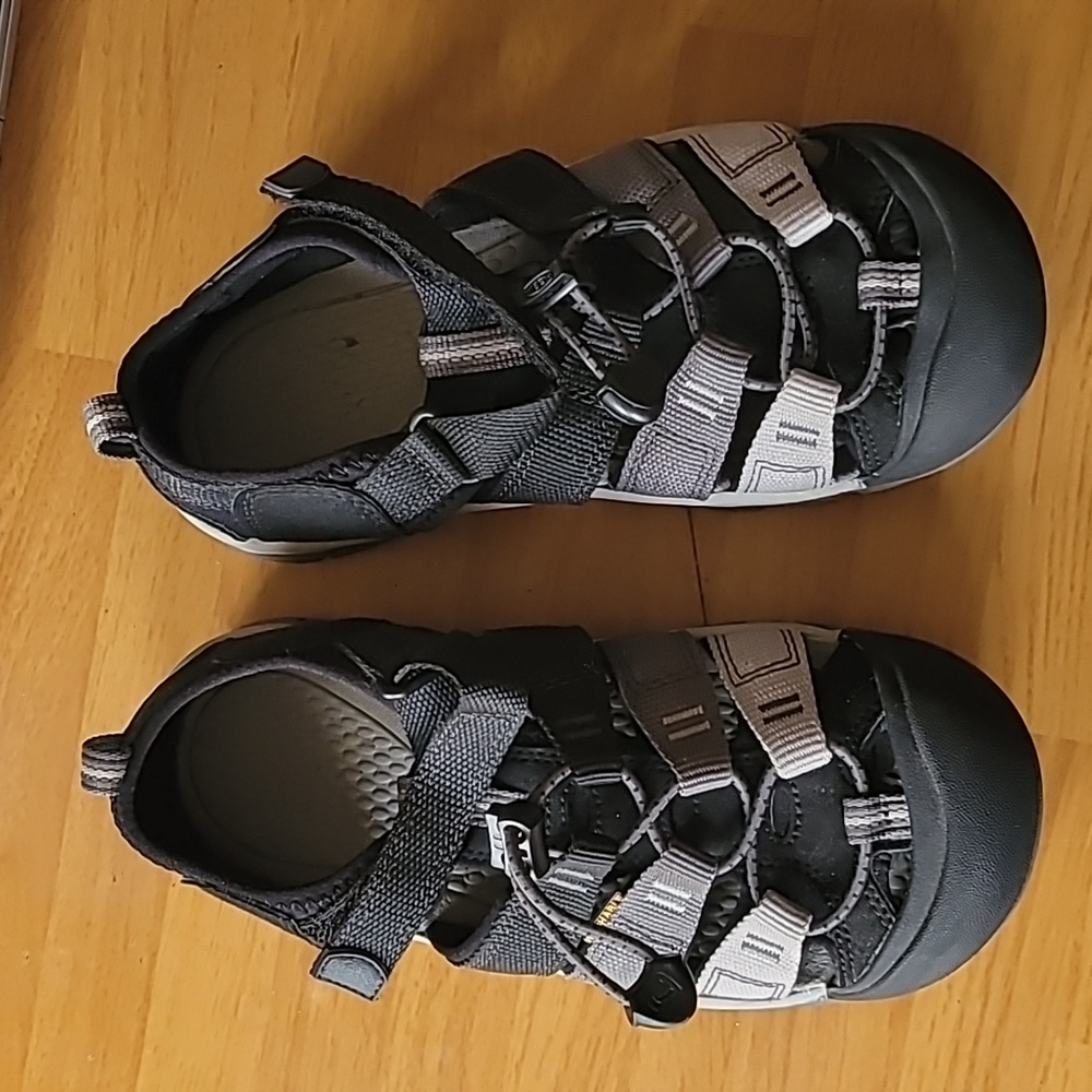 Keen Sandals Washable Big Kid Size 3 Black yellow